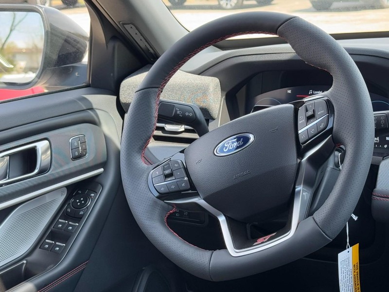 Ford Explorer Vehicle Full-screen Gallery Image 08