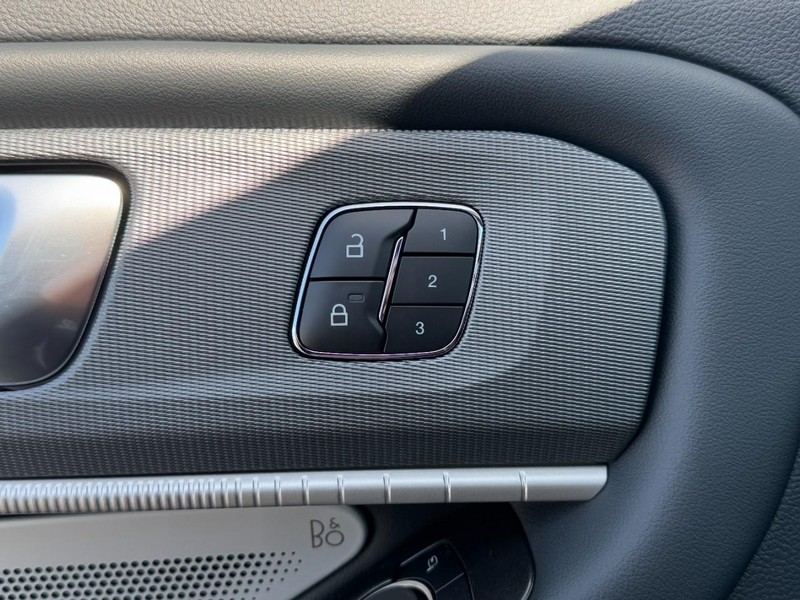 Ford Explorer Vehicle Full-screen Gallery Image 11