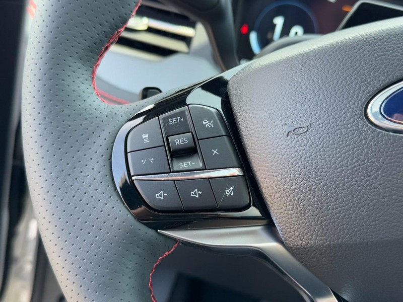 Ford Explorer Vehicle Full-screen Gallery Image 12