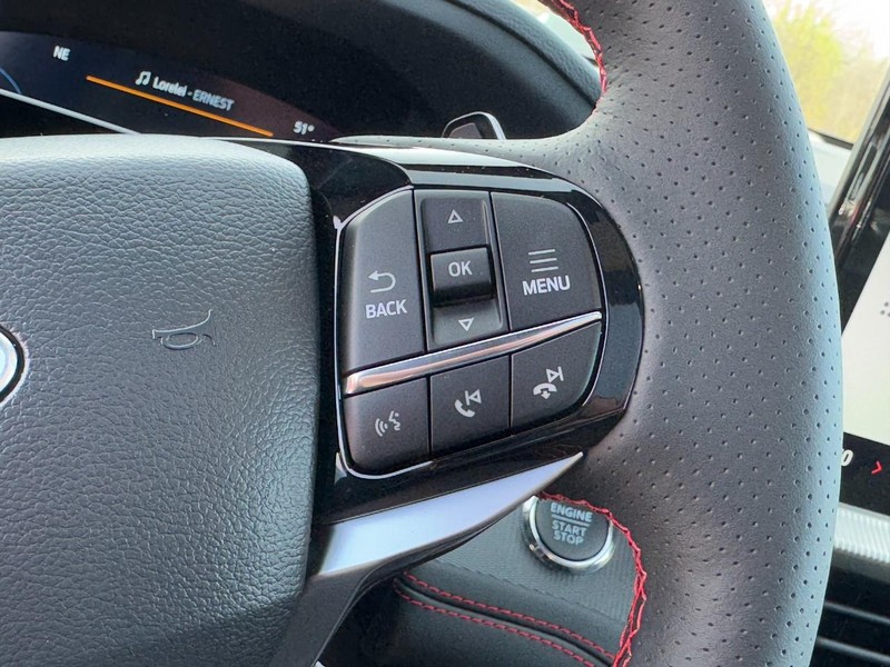 Ford Explorer Vehicle Full-screen Gallery Image 13