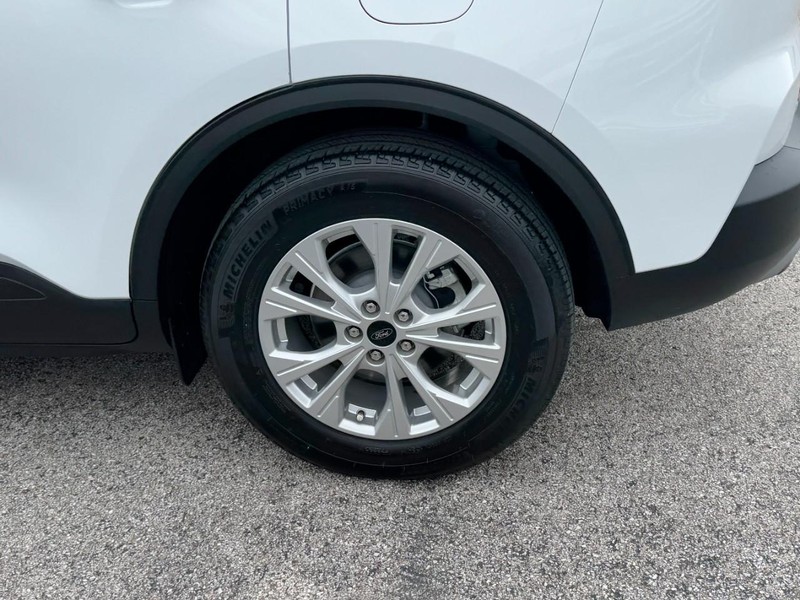 Ford Escape Vehicle Full-screen Gallery Image 07