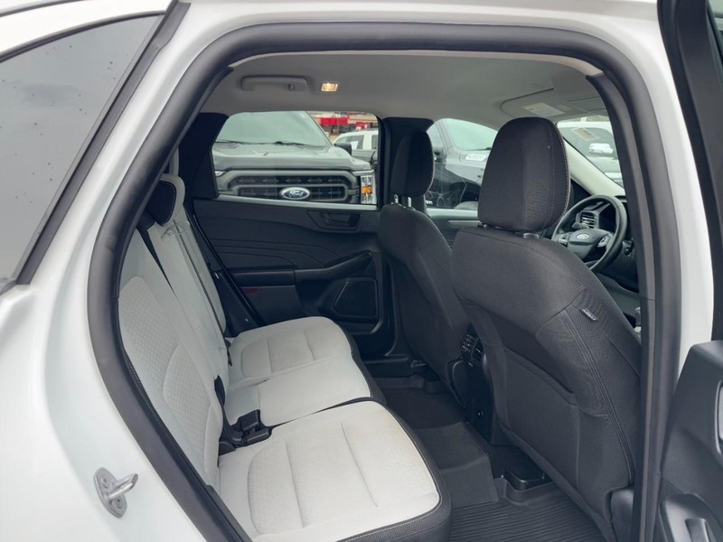 Ford Escape Vehicle Full-screen Gallery Image 10