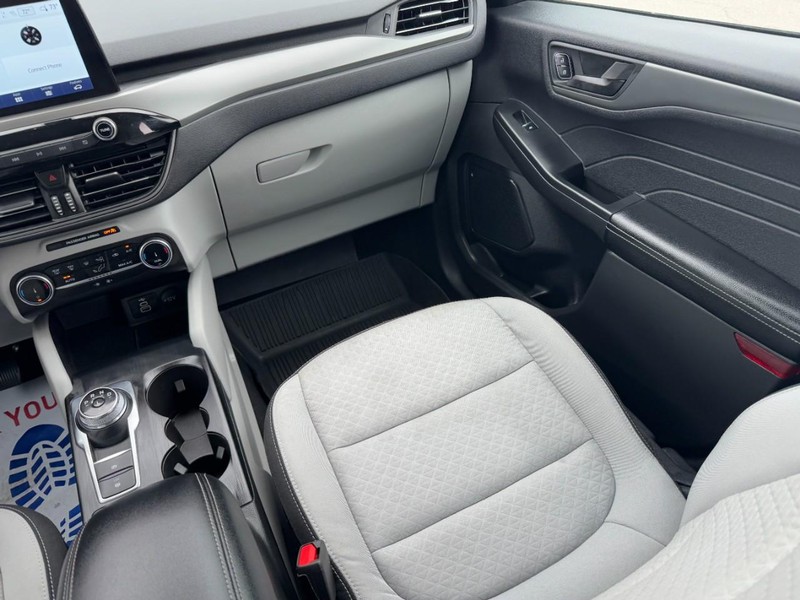 Ford Escape Vehicle Full-screen Gallery Image 15