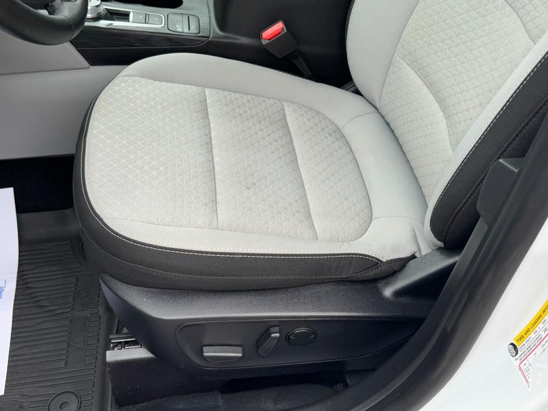 Ford Escape Vehicle Full-screen Gallery Image 21