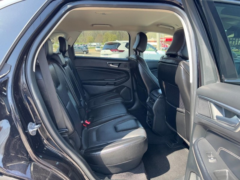 Ford Edge Vehicle Full-screen Gallery Image 10