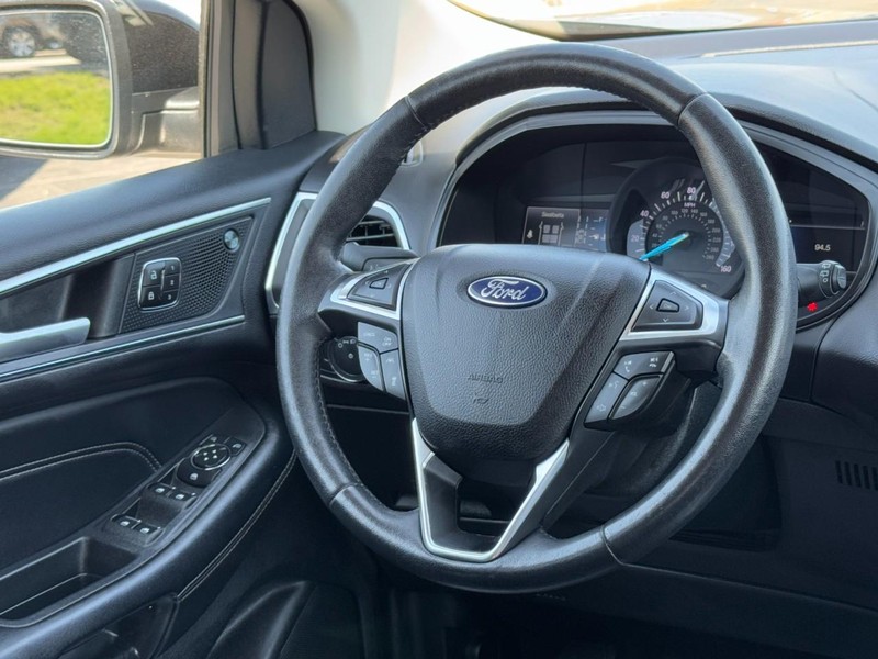 Ford Edge Vehicle Full-screen Gallery Image 12