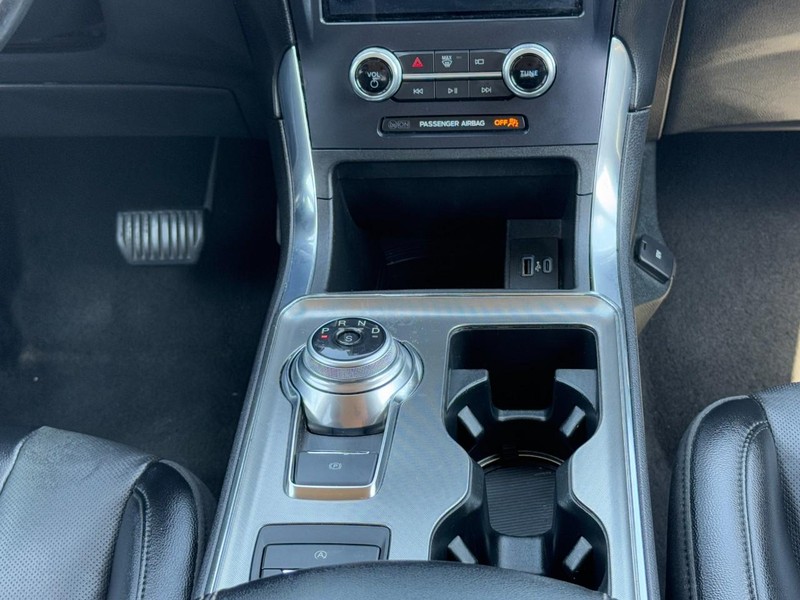 Ford Edge Vehicle Full-screen Gallery Image 14