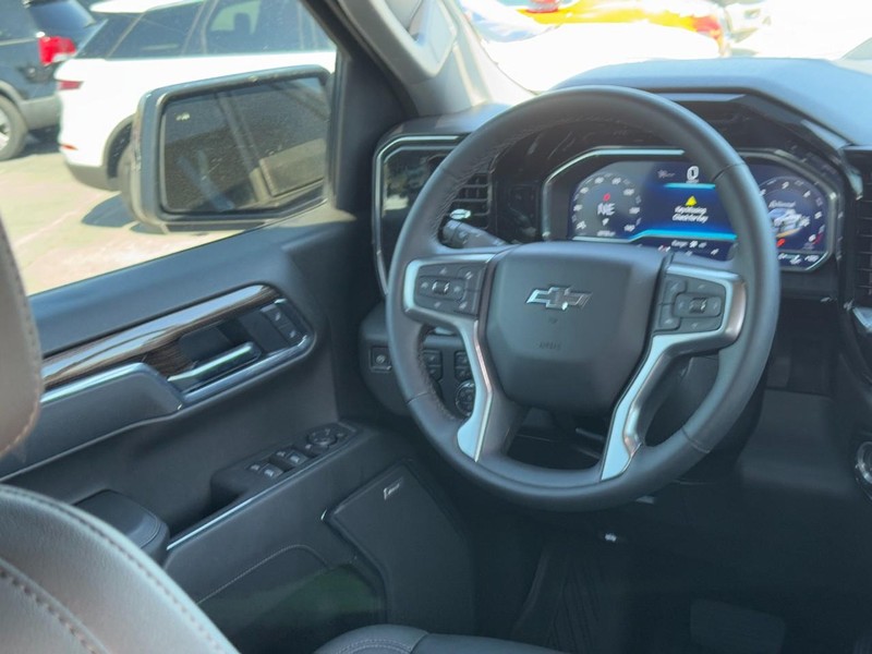 Chevrolet Silverado 1500 Vehicle Full-screen Gallery Image 13