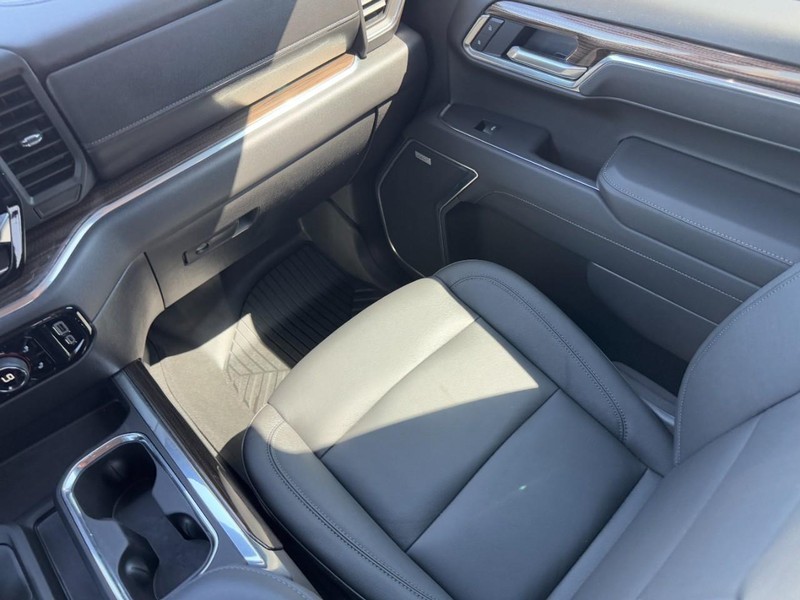 Chevrolet Silverado 1500 Vehicle Full-screen Gallery Image 16