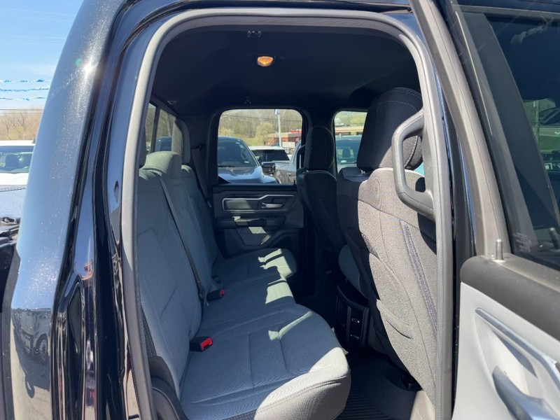 Ram 1500 Vehicle Full-screen Gallery Image 10