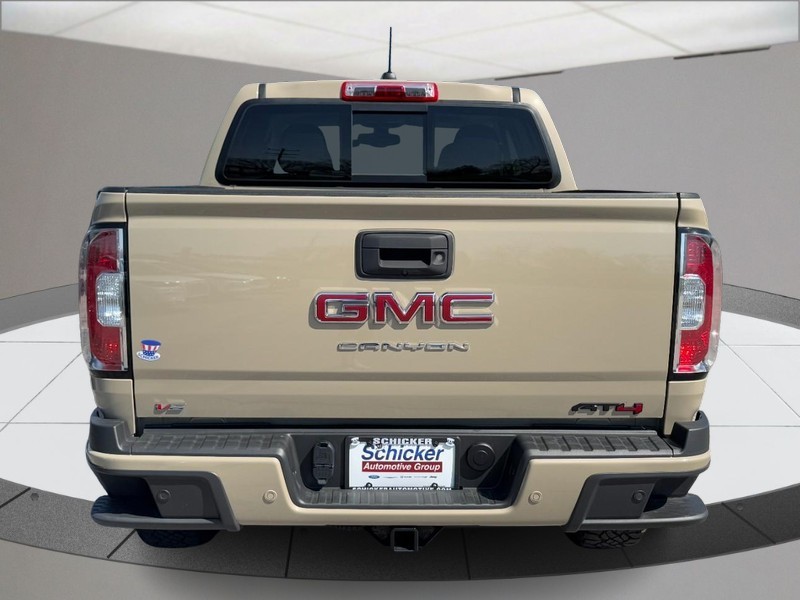 GMC Canyon Vehicle Full-screen Gallery Image 04