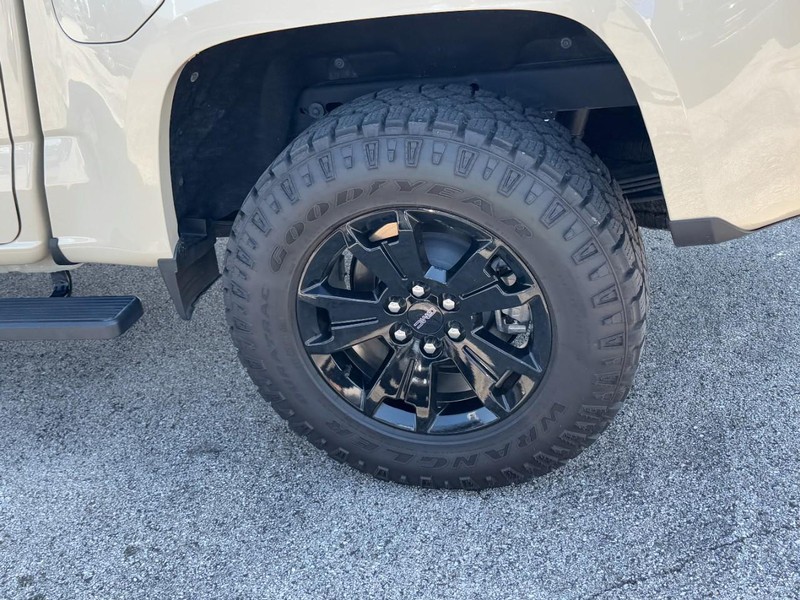 GMC Canyon Vehicle Full-screen Gallery Image 07