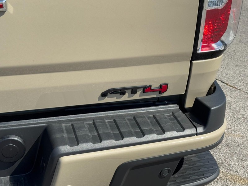 GMC Canyon Vehicle Full-screen Gallery Image 10