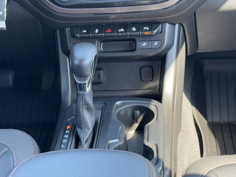 GMC Canyon Vehicle Full-screen Gallery Image 15