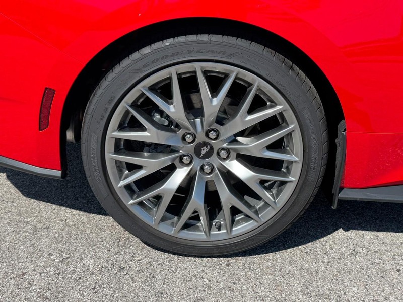 Ford Mustang Vehicle Full-screen Gallery Image 04