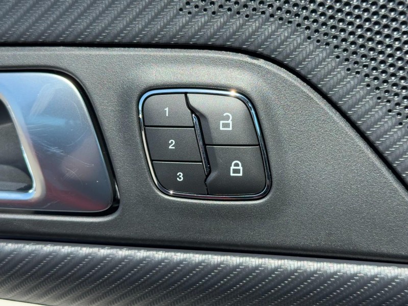 Ford Mustang Vehicle Full-screen Gallery Image 11