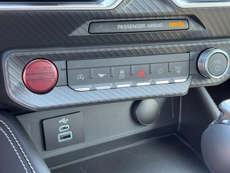 Ford Mustang Vehicle Full-screen Gallery Image 14