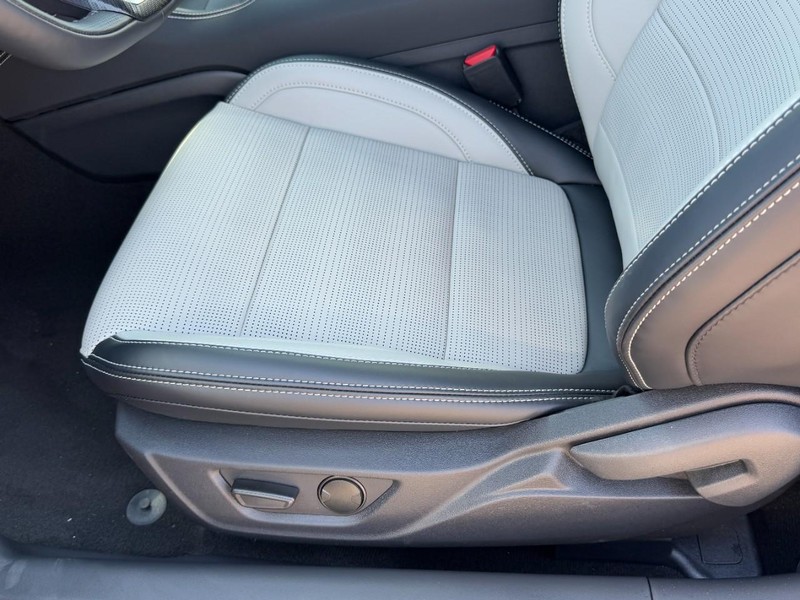 Ford Mustang Vehicle Full-screen Gallery Image 18