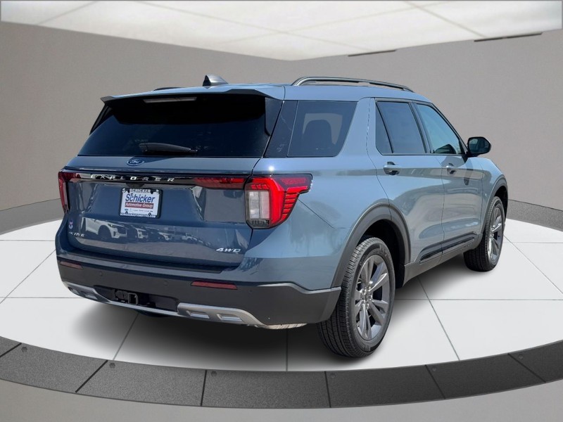 Ford Explorer Vehicle Full-screen Gallery Image 03