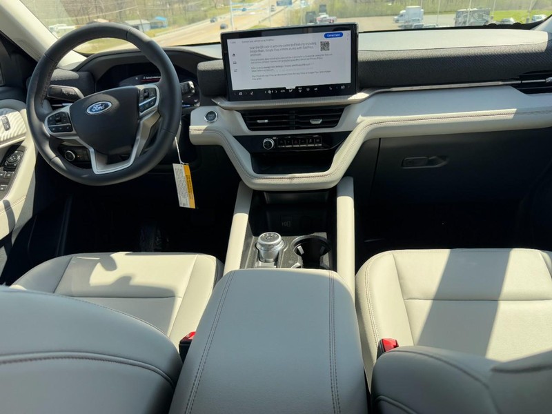 Ford Explorer Vehicle Full-screen Gallery Image 06