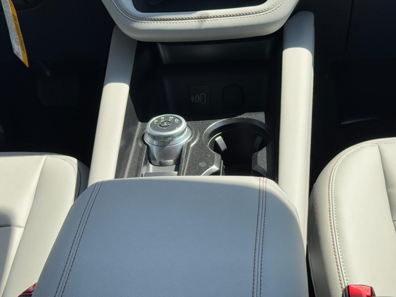 Ford Explorer Vehicle Full-screen Gallery Image 09