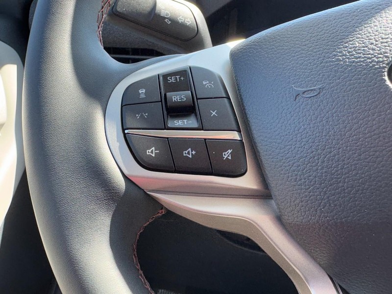 Ford Explorer Vehicle Full-screen Gallery Image 10