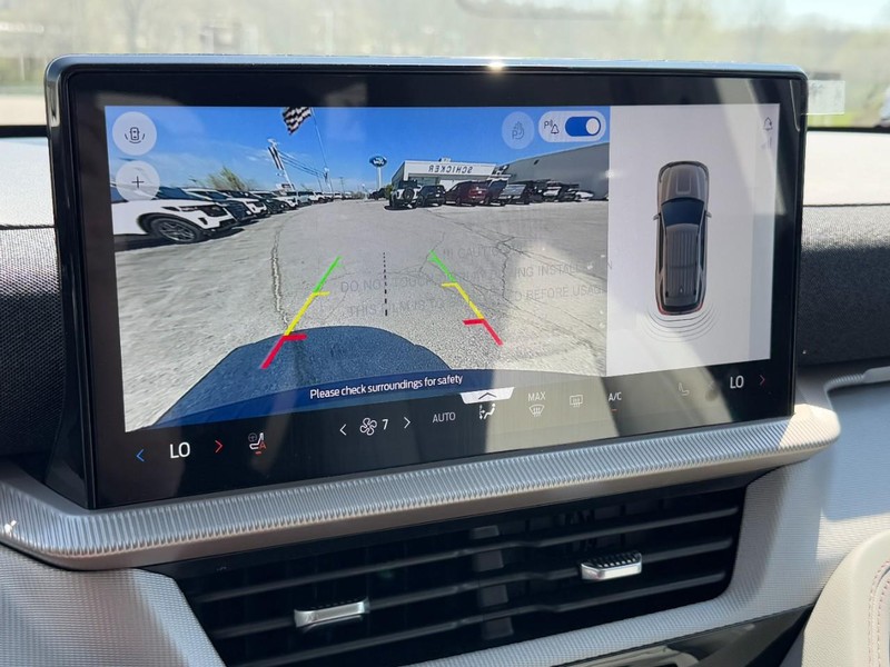 Ford Explorer Vehicle Full-screen Gallery Image 14