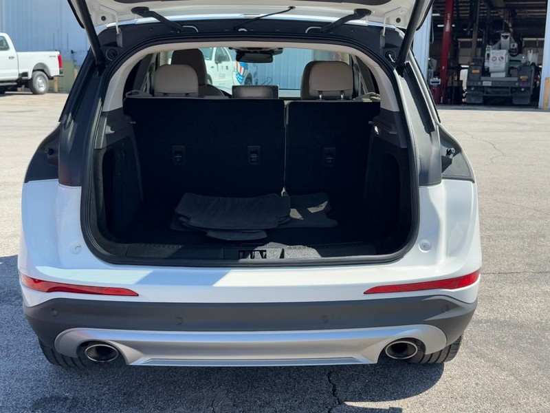 Lincoln Corsair Vehicle Full-screen Gallery Image 05