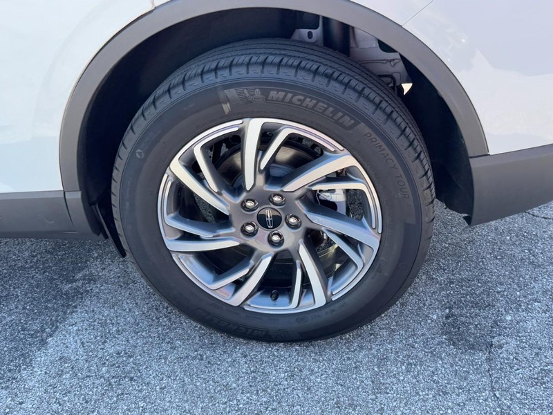 Lincoln Corsair Vehicle Full-screen Gallery Image 07