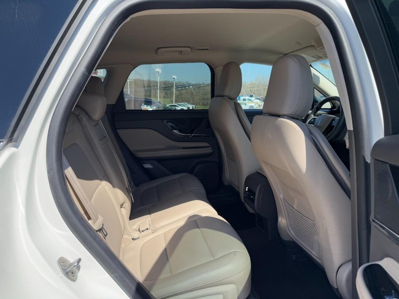 Lincoln Corsair Vehicle Full-screen Gallery Image 10