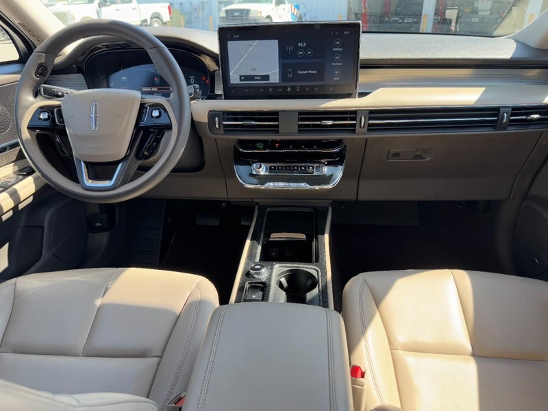 Lincoln Corsair Vehicle Full-screen Gallery Image 11