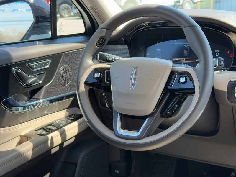 Lincoln Corsair Vehicle Full-screen Gallery Image 12