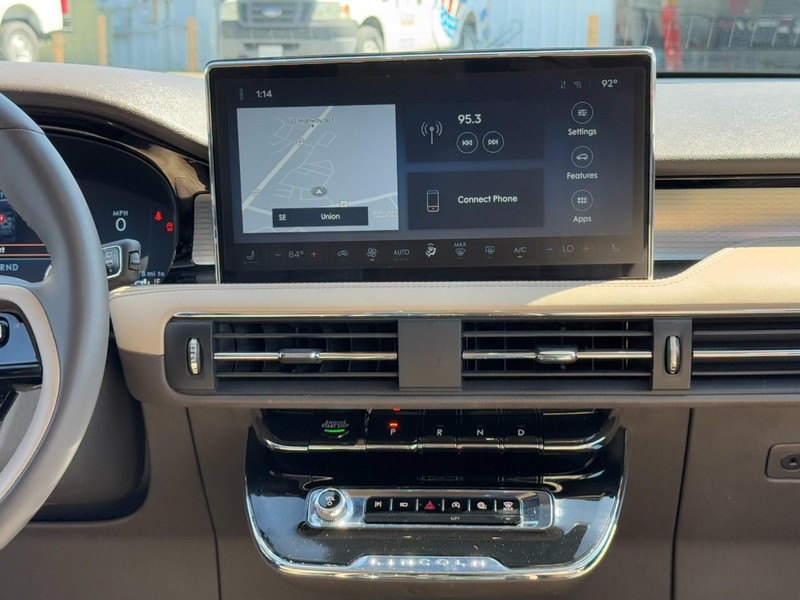 Lincoln Corsair Vehicle Full-screen Gallery Image 13