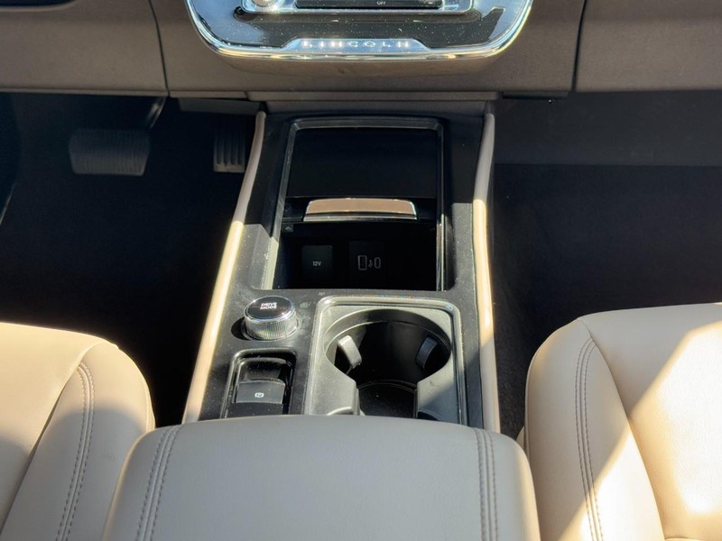 Lincoln Corsair Vehicle Full-screen Gallery Image 14