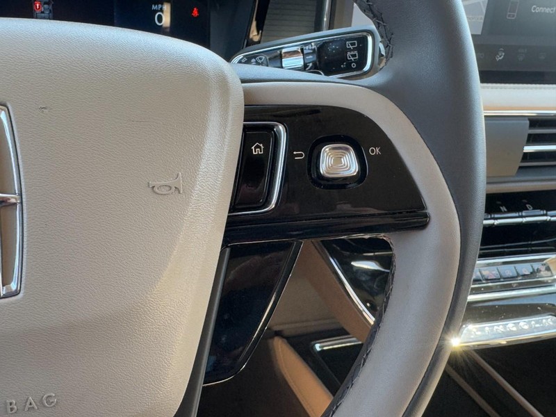 Lincoln Corsair Vehicle Full-screen Gallery Image 18