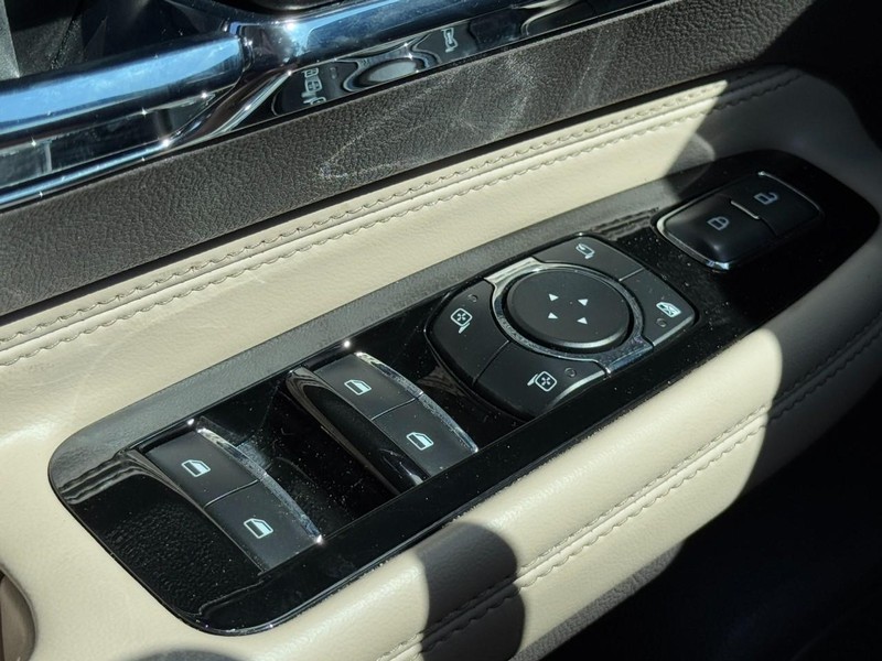 Lincoln Corsair Vehicle Full-screen Gallery Image 24