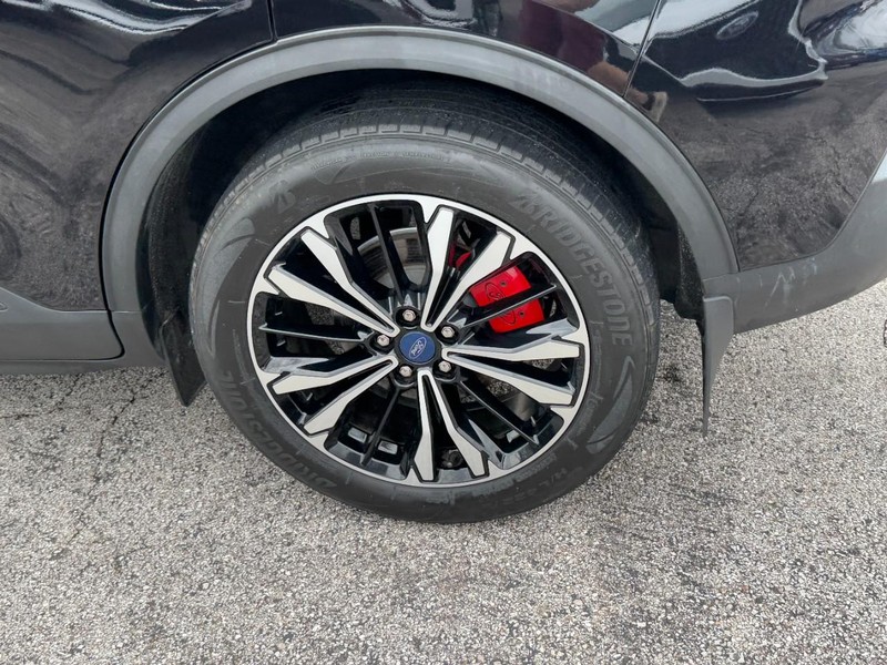 Ford Escape Vehicle Full-screen Gallery Image 07