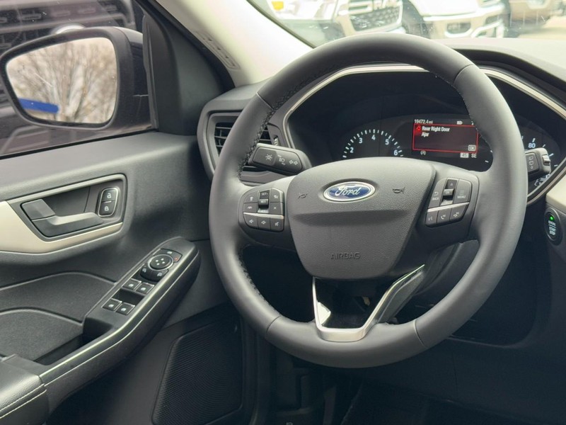 Ford Escape Vehicle Full-screen Gallery Image 12