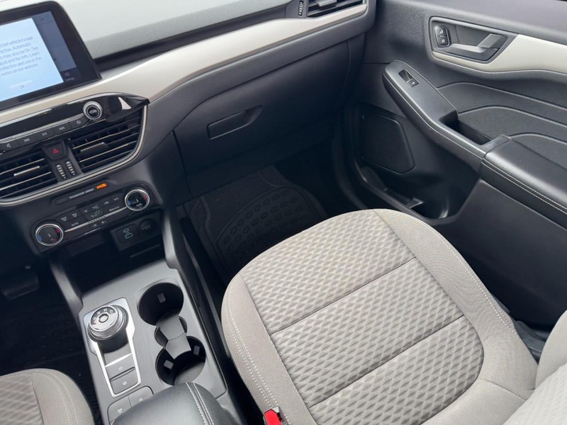 Ford Escape Vehicle Full-screen Gallery Image 15