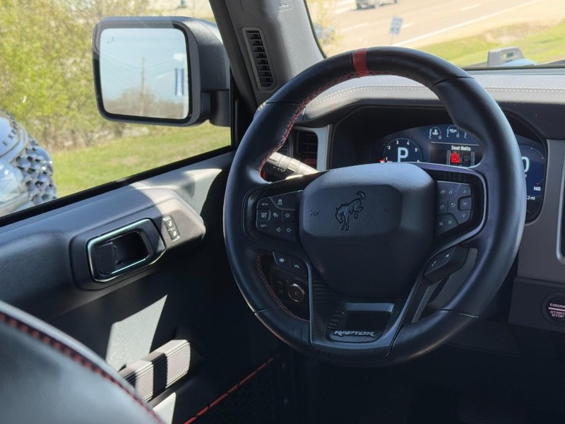 Ford Bronco Vehicle Full-screen Gallery Image 12