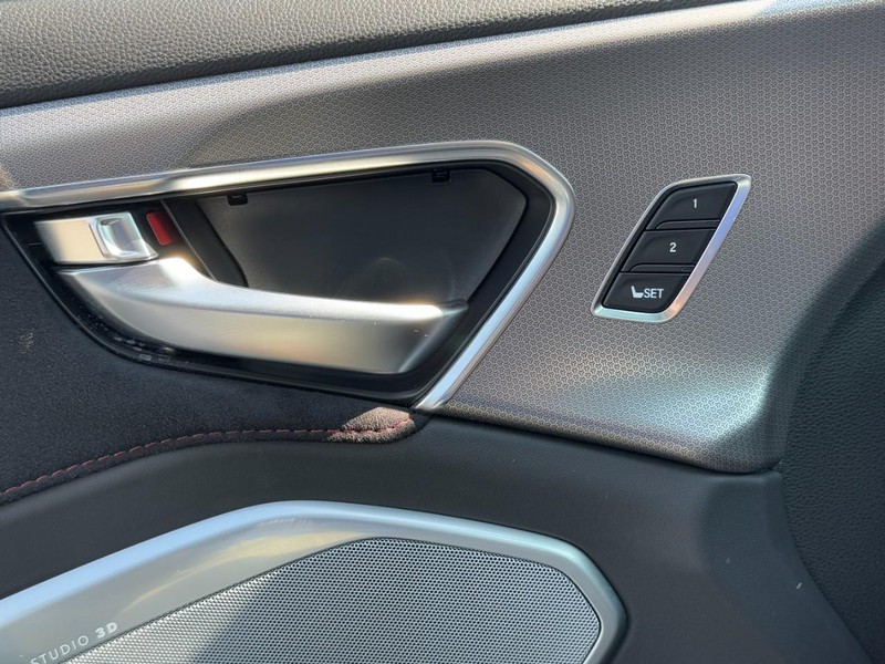 Acura RDX Vehicle Full-screen Gallery Image 17