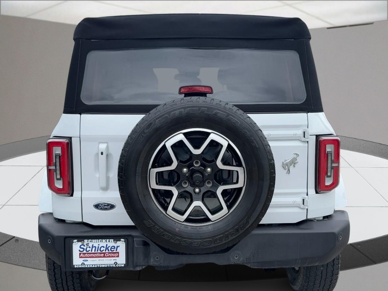 Ford Bronco Vehicle Full-screen Gallery Image 04