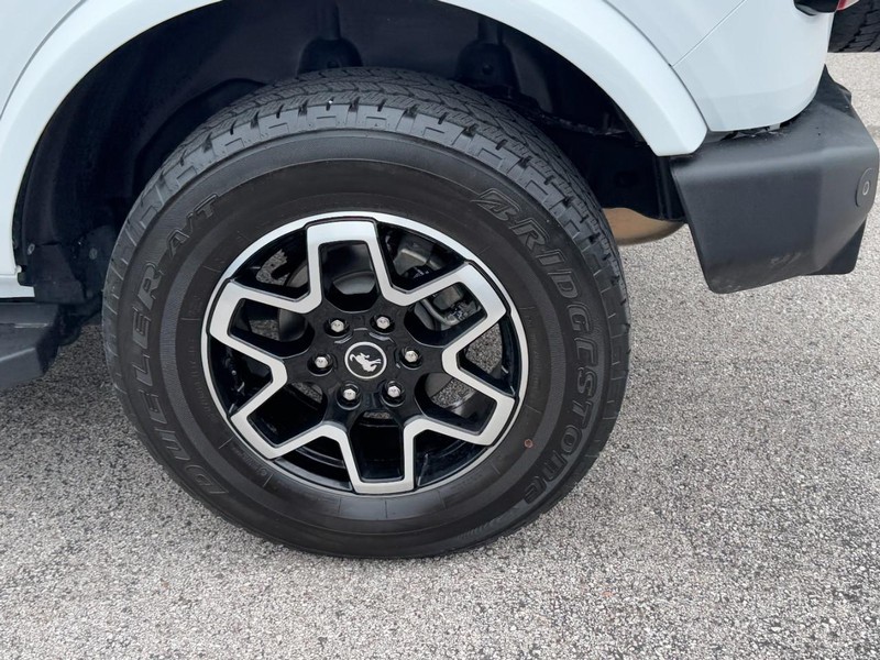 Ford Bronco Vehicle Full-screen Gallery Image 07