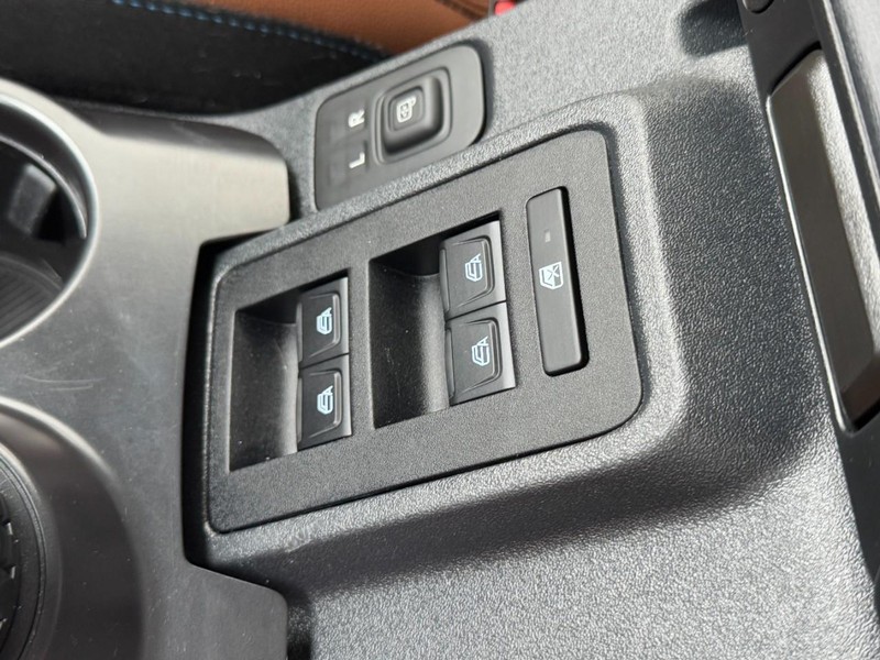 Ford Bronco Vehicle Full-screen Gallery Image 19