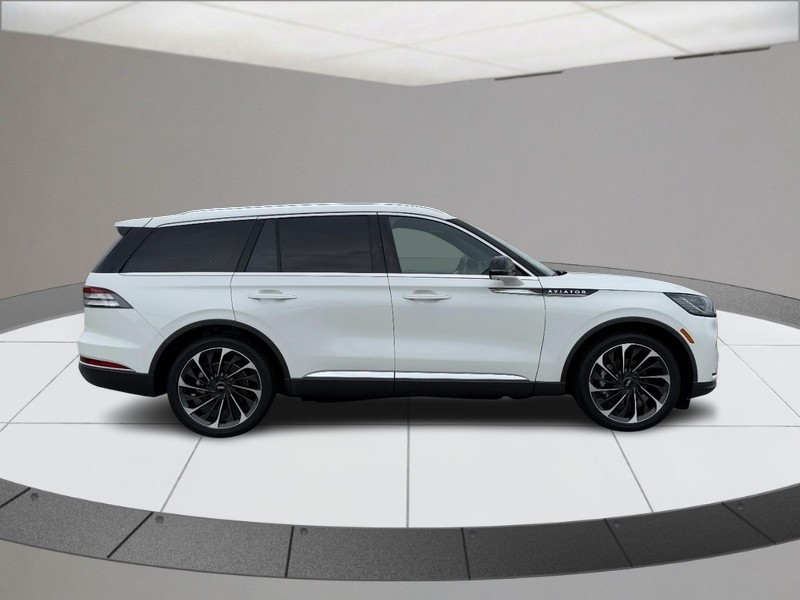 Lincoln Aviator Vehicle Full-screen Gallery Image 02
