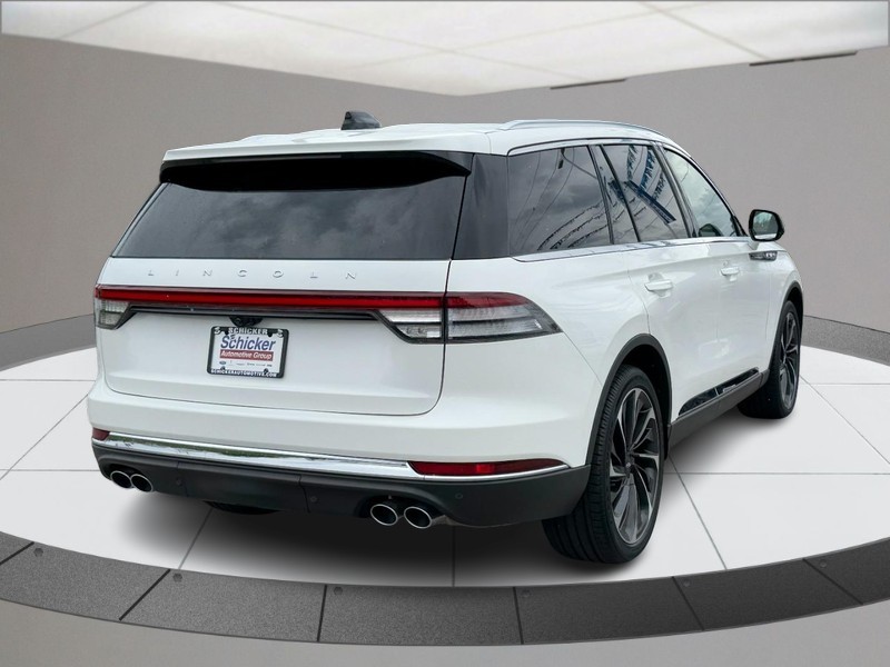 Lincoln Aviator Vehicle Full-screen Gallery Image 03