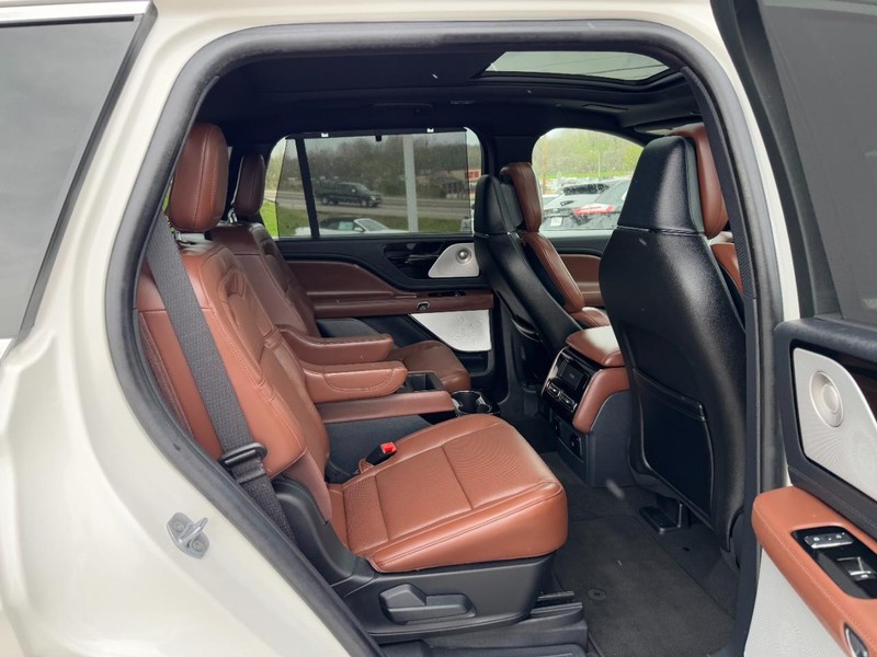Lincoln Aviator Vehicle Full-screen Gallery Image 10