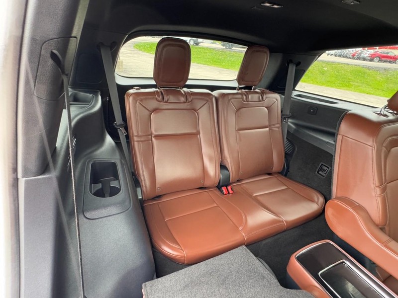 Lincoln Aviator Vehicle Full-screen Gallery Image 11