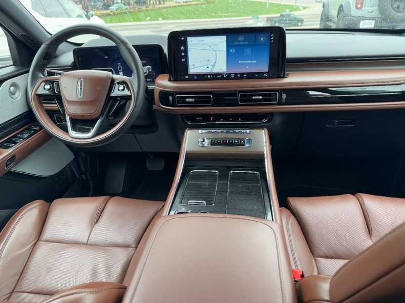 Lincoln Aviator Vehicle Full-screen Gallery Image 12