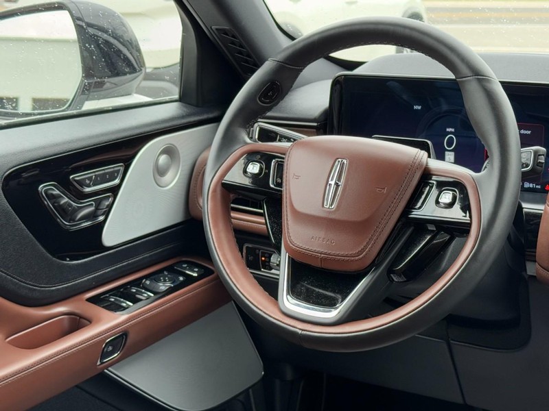 Lincoln Aviator Vehicle Full-screen Gallery Image 13